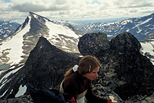 22.08.1999 - Vi er på toppen av Midtre Urdadalstinden (2060). Utsikt mot sør. Til venstre dominerer Semeltinden (2236).