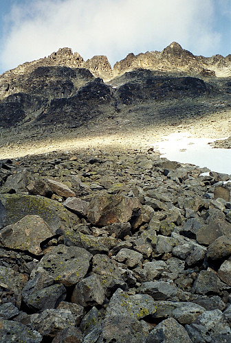 22.08.1999 - Urdadalsryggen sett fra østsiden av Semelholstjønne. Midtre Urdadalstinden (2060) er til venstre.