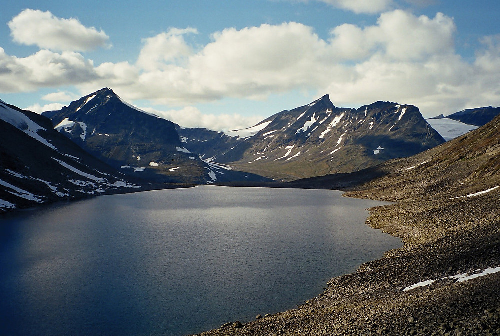 22.08.1999 - Semelholstjønne nærmest. Tverrbytthornet (2102) bak til venstre. Det spisse fjellet litt til høyre i bildet er Store Bukkeholstinden (2213).