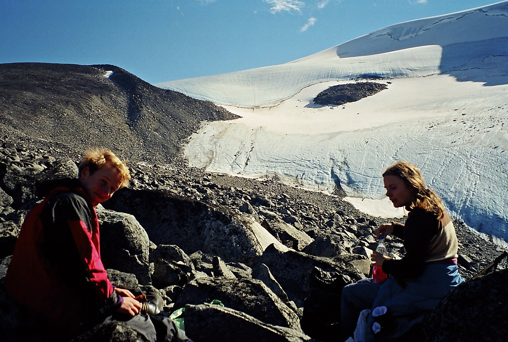 04.09.1999 - Vi er nedenfor isbreen som går opp mot toppen av Leirhøe (2330). Leirhøe Nord (2077) er oppe til venstre.
