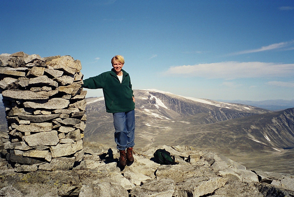 04.09.1999 - Jeg nyter det praktfulle septemberværet på toppen av Leirhøe (2330). Bak glitrer Glittertinden (2460) med sin hvite topp.