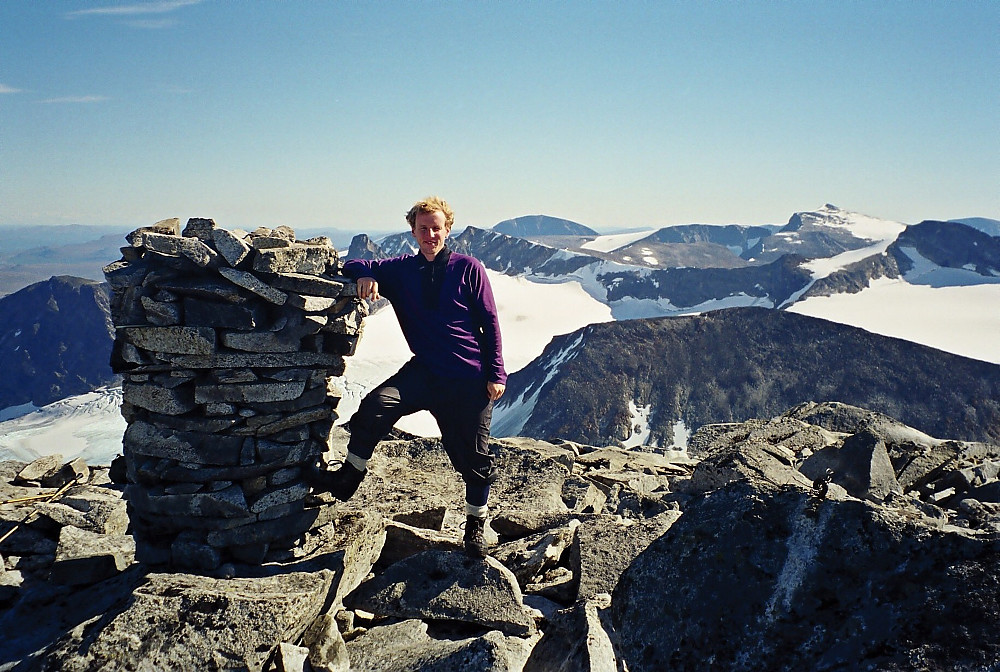 04.09.1999 - Hans Petter ved toppvarden på Leirhøe (2330). Utsikt mot sørøst.