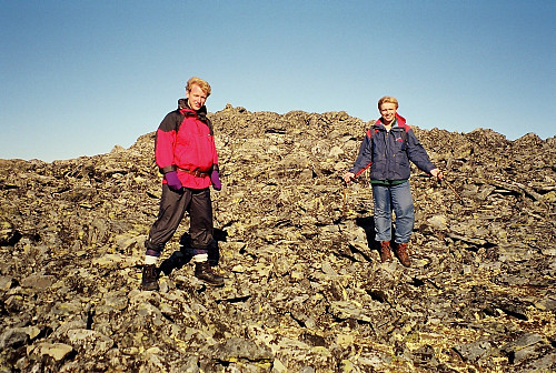 04.09.1999 - Ved toppen av Nordøst for Spiterhøe (2009). Toppvarden på denne ses bak, mellom oss.