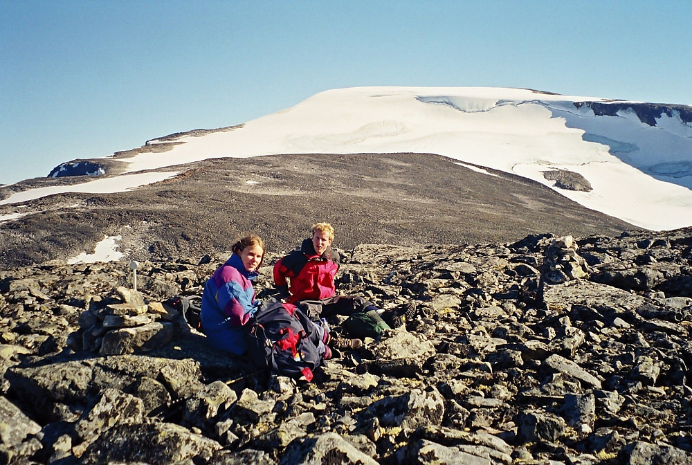 04.09.1999 - Grete og Hans Petter på Spiterhøe (2033). Bak ses Leirhøe (2330). Vi gikk opp og ned til venstre på breen.