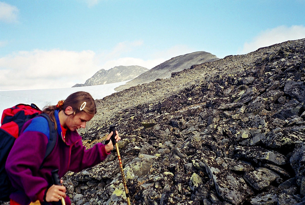 11.09.1999 - Vi nærmer oss Urdadalstinden SV2 (2005), som er oppe til høyre, utenfor bildet. Lenger bak, litt til høyre for midten, ses Sørvestre Urdadalstinden (2080). Bakerst og midt i bildet er Semelholstinden (2147).