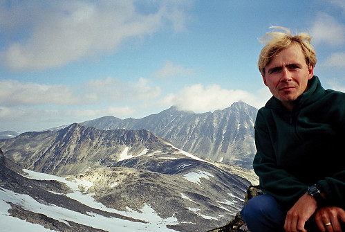 11.09.1999 - På Urdadalstinden SV2 (2005). Midtre Urdadalstinden (2060) til venstre, med Hellstuguryggen bakenfor til høyre. Store Hellstugutinden (2346) ses nærmest meg.