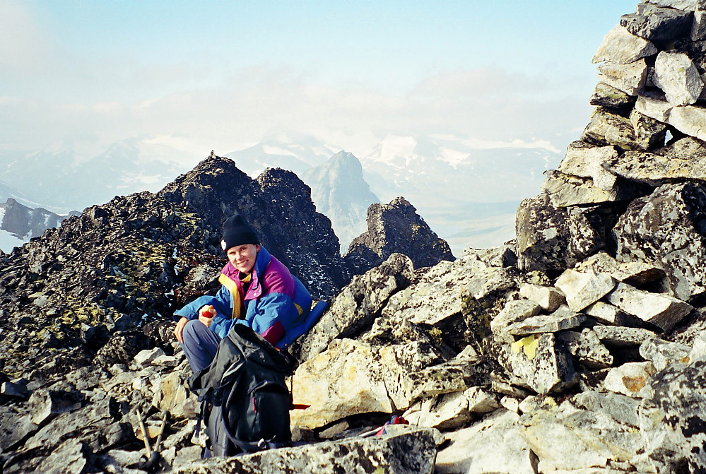 11.09.1999 - Grete på toppen av Semelholstinden (2147). Like bak ses den kuperte vestryggen, med Vesttoppen (2130) litt til høyre.