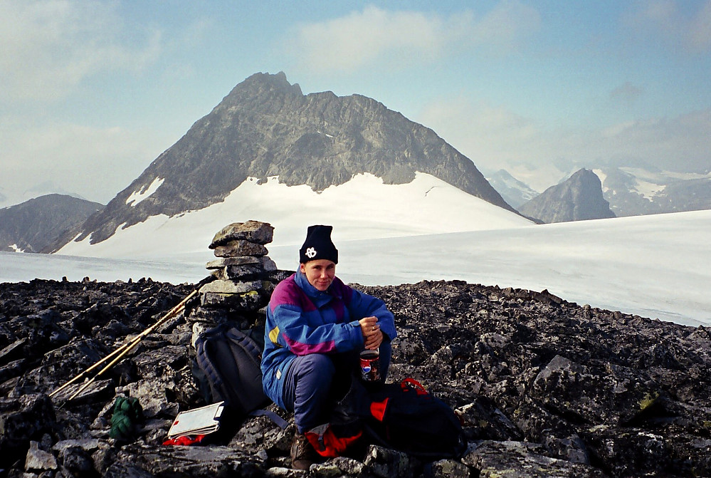 11.09.1999 - På Urdadalstinden SV0 (2061). Bak ruver Visbreatinden (2234). Til høyre stikker Kyrkja (2032) opp.