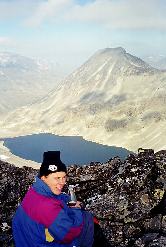 11.09.1999 - Utsikt mot nord fra Urdadalstinden SV0 (2061). Semelholstjønne ses nedenfor. Bak til høyre er Store Urdadalstinden (2116), som vi besteg 3 uker tidligere.
