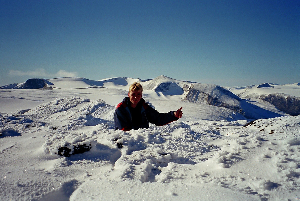 06.10.1999 - På toppen av Hesthøe (2021). Bak er Hestbreapiggan, med Store Hestbreapiggen (2172) like til høyre for meg.