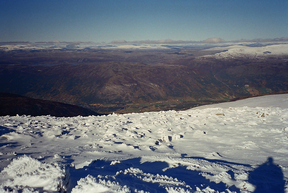 06.10.1999 - Utsikt mot nord fra Moldulhøe (2044). Nede i dalen, 1600 m lavere, ligger Bismo og Skjåk.