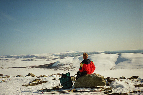 09.04.1993: På Heimre Kjølafjellet (1211). Herfra kunne vi skue tilbake til hytta vår på Yddestølen (litt til ve. for midten). Til høyre er Gravfjellet (1173), og langt bak i midten er Rundemellen (1345) godt synlig.