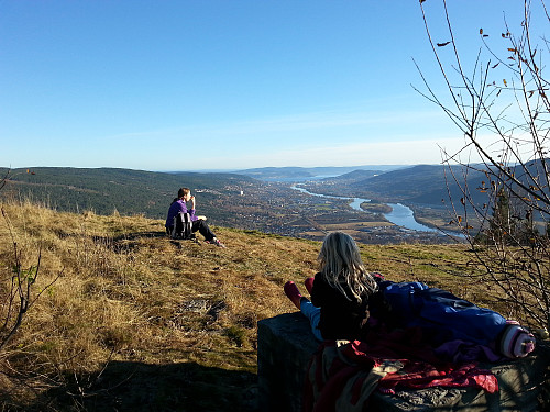 02.11.2013 - På Solbergfjellet (404 moh). Flott gressplatå ved toppen, med nydelig utsikt i retning Drammen.