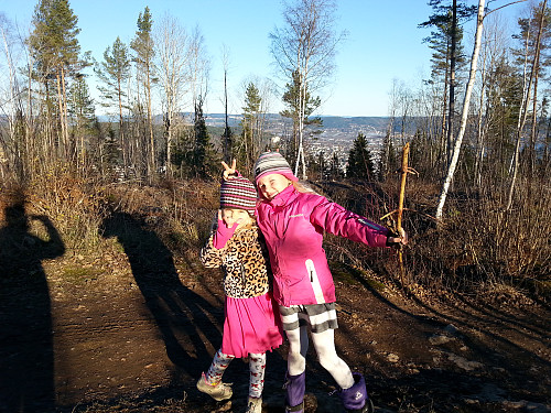 17.11.2013 - Jentene ved toppunktet på Haukås (349 moh).