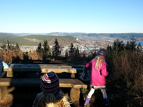 17.11.2013 - Fra en benk litt NØ for toppen er det super utsikt ned mot Drammen, og nordover mot Lierdalen og Tranby.