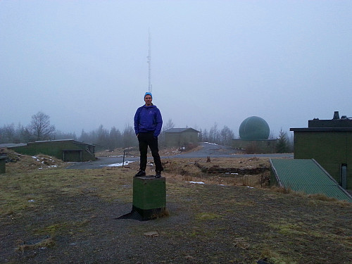 30.12.2013 - Morten i det forlatte militæranlegget, på det som er markert som høyeste punkt på Hagahogget / Bergsåsen. Imidlertid er dette punktet ikke helt naturlig, så høyden 300 meter mot SØ ved furua regnes som høyeste punkt.