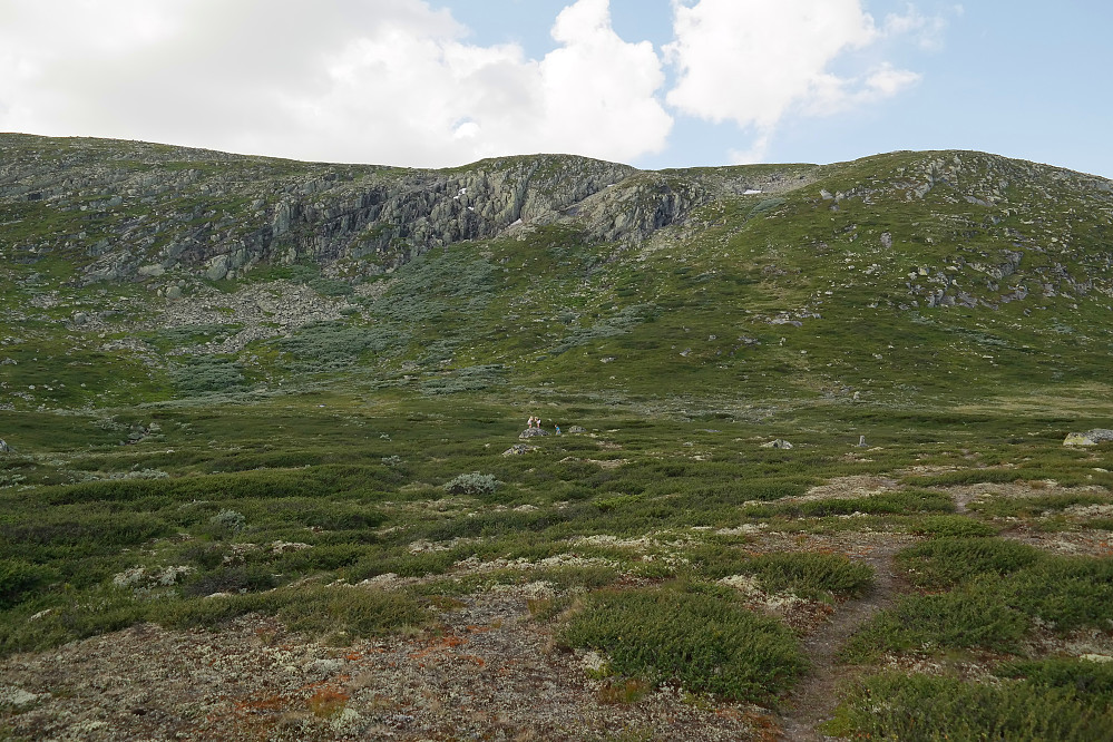 23.07.2014 - Fra parkeringen langs fylkesvei 124, mot Gavlen (1392). Starten på stien ses nede til høyre. Barna og kona er ved en stor stein midt i bildet. Stien skrår opp mot høyre i stigningen lenger framme, under den lille snøfonna oppe til høyre.