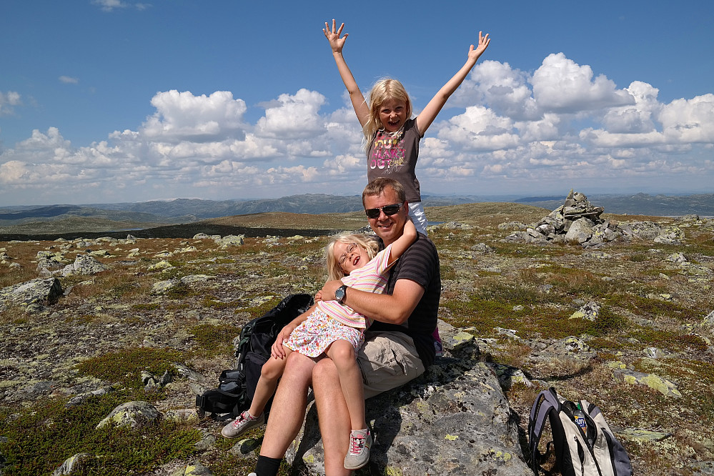 23.07.2014 - Herlig stemning og godt humør på toppen av Gavlen (1392). Julie strekker armene i været, selv om stemningen var en helt annen bare 20 min tidligere da hun ble stukket av 3 jordveps.