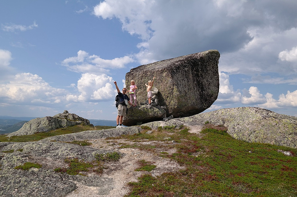 24.07.2014 - Ved den svære kampesteinen på Dusehesten (1137). Selve toppen er faktisk oppe på kampesteinen.