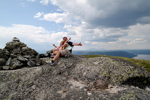 24.07.2014 - På Dusetind (1177). Utsikt mot nordvest. Langt bak til høyre for oss skimtes Hallingskarvet.