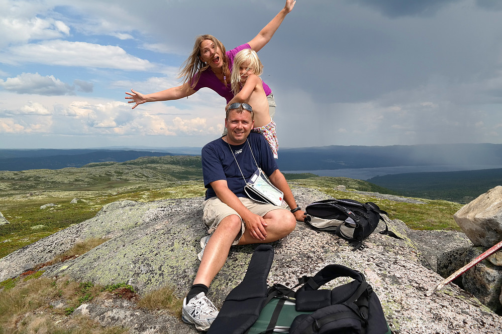 24.07.2014 - Herlig på fjellet i så deilig sommervær! På Dusetind (1177), med utsikt mot nordøst. Langedrag ligger i regnværet bak til høyre, på andre siden av Tunhovdfjorden.