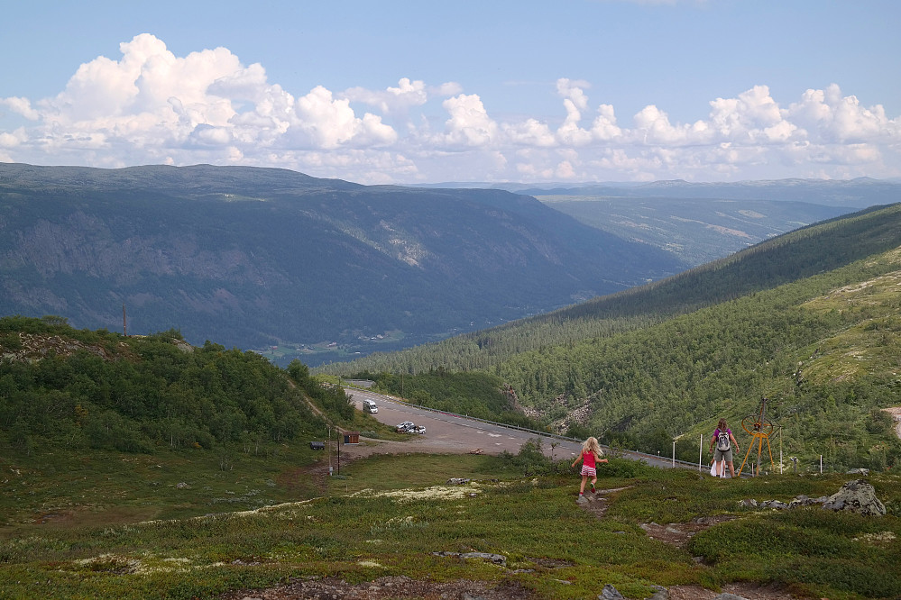 25.07.2014 - Vi går nedover stien fra Sørøst for Gloppehovda (1127), mot Imingfjell Turistheim, som ligger nedenfor oss til høyre. Utsikt ned mot Uvdal. Bilen vår står parkert på plassen rett fram.