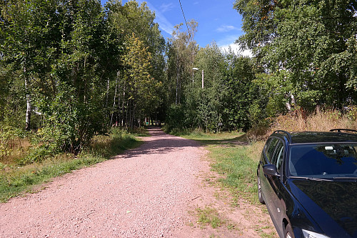 24.08.2014 - Parkering innerst i Juveveien, Svelvik. Bommen er nesten 100 meter lenger framme.