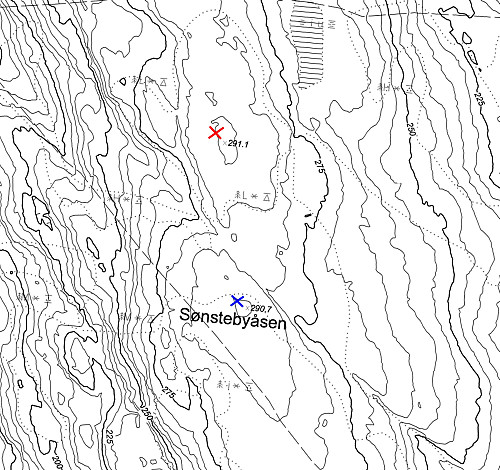 24.08.2014 - Sønstebyåsen har 2 nesten like høye punkt. Det sørlige (blå krysset) på 290.7 moh, og det nordre (røde krysset) på 291.1 moh. (Kartkilde: www.norgeskart.no)