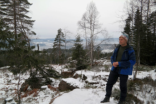 28.12.2014 - På Villingstadåsen (357), med utsikt mot Drammen, som skimtes bak bjørkene nokså midt i bildet.
