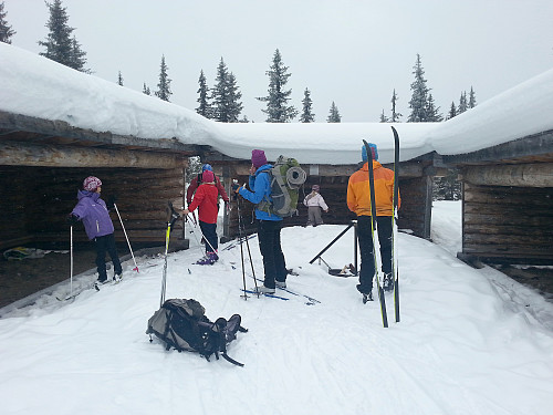 28.02.2014 - Langs løypa opp til Skardåsen (1071) ligger Gapahukene. Her tok vi en lengre grillepause på turen ned igjen. Dette er de mest forseggjorte gapahukene jeg har besøkt, men så er jeg ikke noen erfaren gapahukbesøker heller...