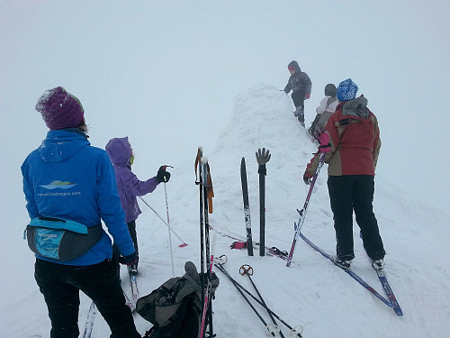 01.03.2014 - På Freningfjellet - trodde vi... I tåka dukket det opp en varde, men den kom vel egentlig litt vel fort. Morten sjekket GPS'n, og ganske riktig, dette var nabotoppen. Vi måtte famle ytterligere 150 meter til i tåka før vi var på den høyeste toppen.