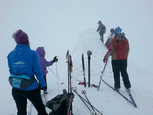 01.03.2014 - På Freningfjellet - trodde vi... I tåka dukket det opp en varde, men den kom vel egentlig litt vel fort. Morten sjekket GPS'n, og ganske riktig, dette var nabotoppen. Vi måtte famle ytterligere 150 meter til i tåka før vi var på den høyeste toppen. 