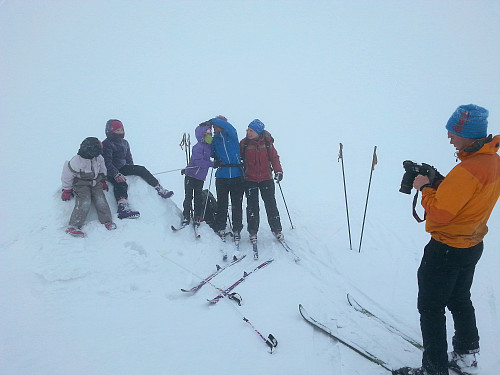 01.03.2014 - Endelig på toppen av Freningfjellet (1143), i whiteout! Et landskap helt uten konturer. Bare oss selv og utstyret, og våre egne skispor, var alt som var synlig i grøten.