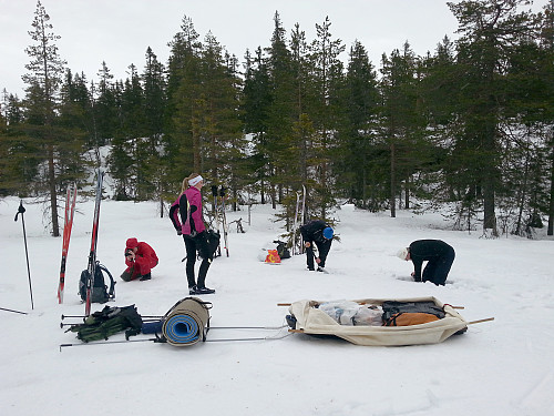 14.03.2014 - Vi etablerer grillplass rundt 800 meter nord for Løvlia Skistue. På høyden bak til høyre ligger Laulisæterbrenna (620).