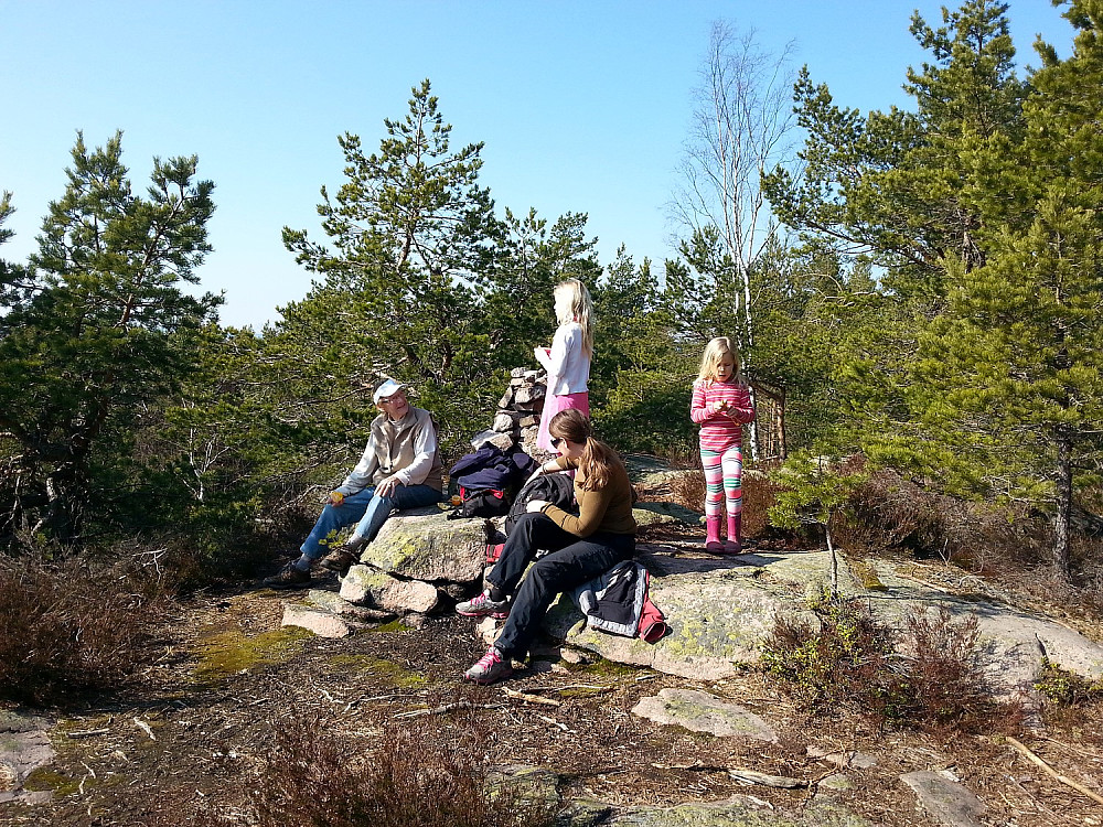 30.03.2014 - Sommerlig og fint på toppen av Haraldsfjellet (207) til å være mars måned.