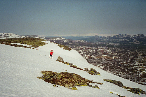 29.04.1993: Retur fra Imsdalsvola på østsiden av toppen der snøen fortsatt lå.