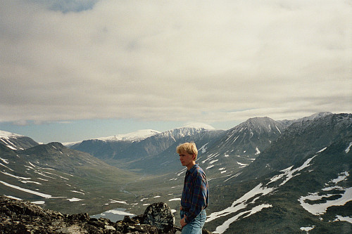 14.08.1993: Fra Kyrkjeoksle (1843), med utsikt mot Visdalen. Glittertinden (2460) og Leirhøe (2330) er temmelig hvite i bakgrunnen.