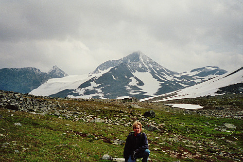 14.08.1993: Min bror i Kyrkjeglupen, under returen fra Visbreatinden (2234, midt i bildet) og Langvasshøe (2030, til høyre). Det var godt å komme ned i den lune og milde Kyrkjeglupen da etter det vinterlige oppholdet på toppene.