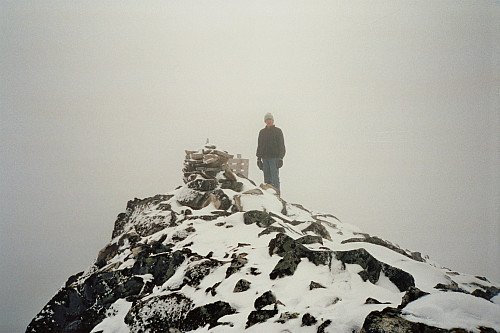 14.08.1993: Temmelig vinterlige forhold ved toppvarden på Visbreatinden (2234), selv om kalenderen sa 14. august. 