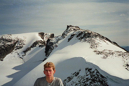 28.08.1993: Min bror på Slettmarkkampen (2032), med Slettmarkpiggen (2164) bak. Bakerst til venstre ses også Slettmarkhøe (2190).