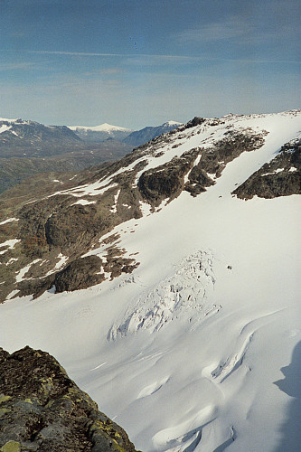 28.08.1993: Utsikt fra Slettmarkkampen (2032), med Slettmarkbrean nærmest under oss. Langt bak ses en kritthvit Nautgardstind (2258). Besshøe (2258) har også fått på en hvit hatt. En fantastisk dag i høyfjellet!