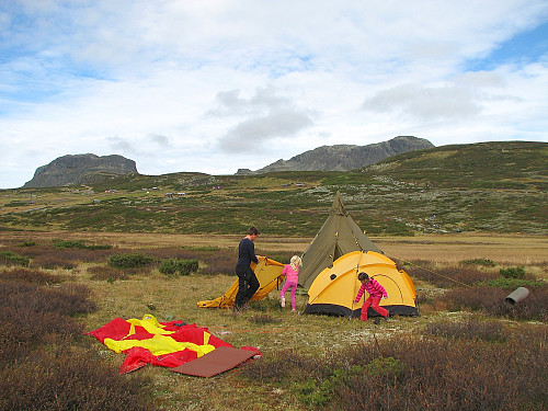 Vi setter opp teltene ved Kråkhamarvatnet, og får god hjelp av mindre hender. Setra Kråkhamar er bak til venstre, mens Blåbergi (1624) stikker opp til høyre.