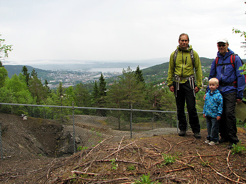 25.05.2014 - Ved et av de inngjerdede hullene som finnes langs stien. Bak ses Drammen og Drammensfjorden.