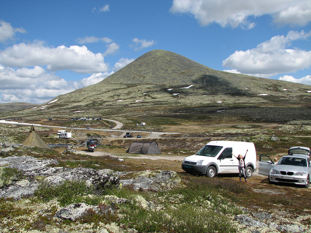 08.06.2014 - Basecampen vår med Muen (1424) i bakgrunnen. 