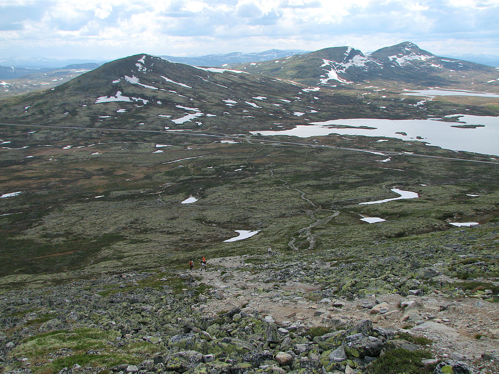 08.06.2014 - Jentene i god fart på vei nedover stien fra Muen (1424). Bak til venstre er Søre Bølhøgda (1258), som vi gikk opp på et par timer senere. Basecampen vår er nedenfor dette fjellet, og litt til høyre for toppen. Muvatnet er det store vannet til høyre.
