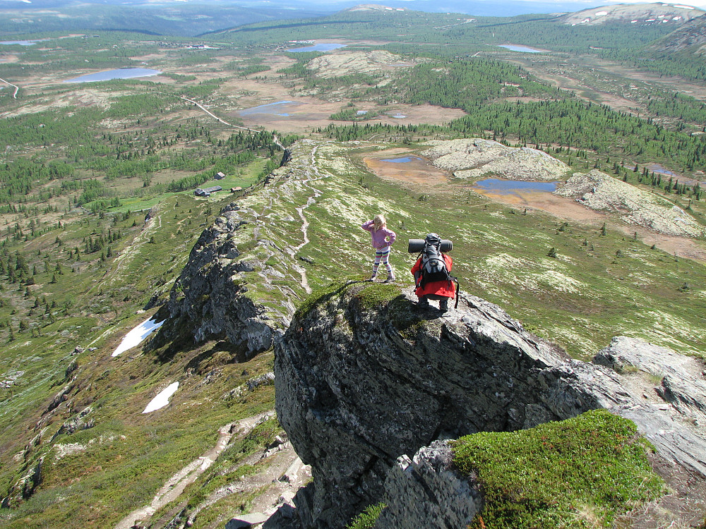09.06.2014 - Frida står modell for fotograf Morten oppe på en hammer ved det bratteste punktet på stien til Svartfjellet (1154). Bakenfor går stien videre nedover sørøstryggen. Svartfjellsætra ses nedenfor, til venstre for stien.