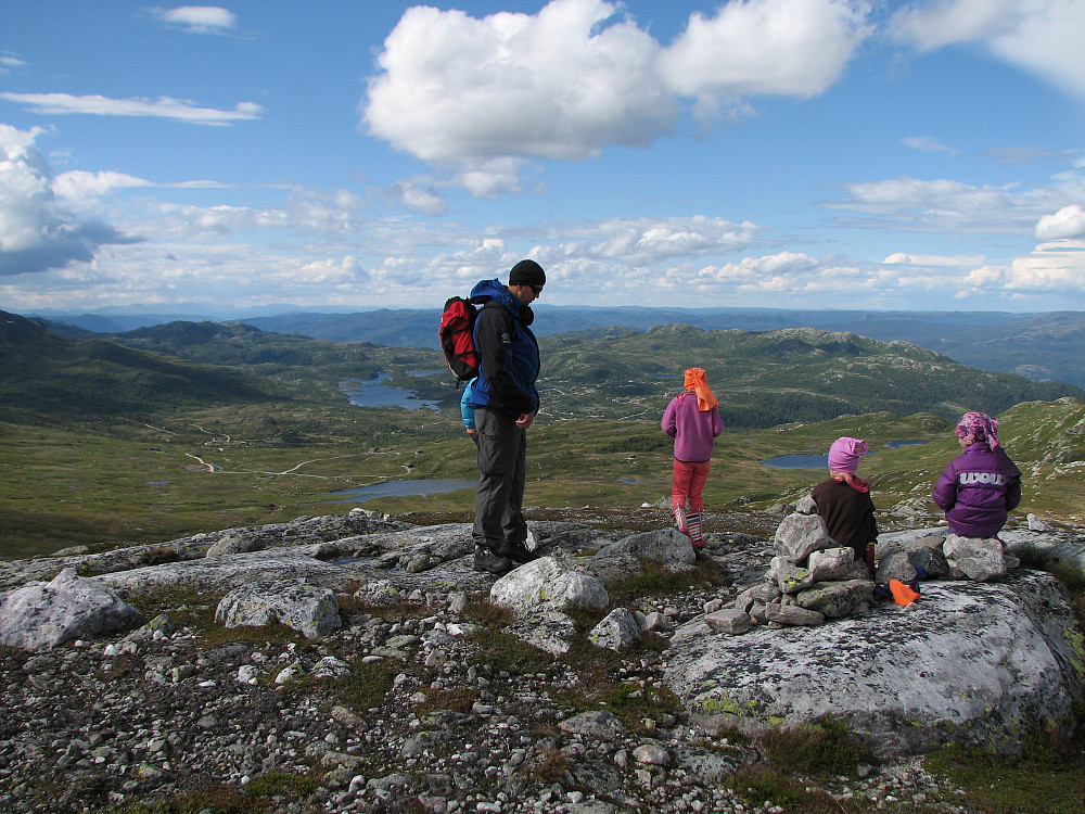 02.07.2014 - På Hesteleinnattan (1238), med utsikt nordover. Vann 1003 moh, hvor bilene sto parkert, er nede til venstre, bak Jan.
