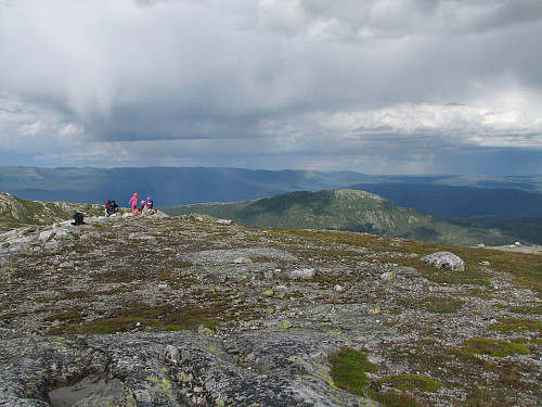 02.07.2014 - På toppen av Hesteleinnattan (1238). Bak, litt til høyre, er Hestgjuvnatten (1068).