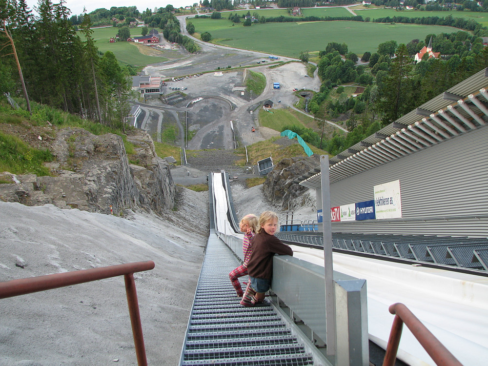 03.07.2014 - Øverst i Vikersundbakken. Laaaangt ned her...