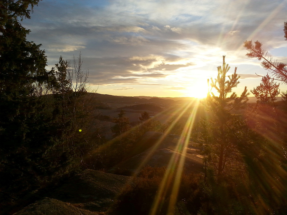 04.12.2013 - Utsikt sørover fra Rødåsen (225) idet sola kaster sine siste stråler denne dagen.